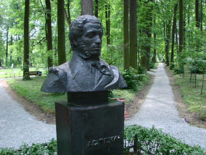 По этим тенистым аллеям бегал маленький Пушкин. Памятник установлен в 1999 году к 200-летию со дня рождения поэта.